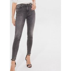 Jeansy push up - Szary. Szare jeansy damskie Mohito. Za 99,99 zł.