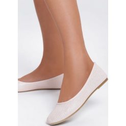 Różowe Balerinki Sleek. Różowe baleriny damskie marki Inny, z aplikacjami, bez obcasa, na płaskiej podeszwie. Za 49,99 zł.
