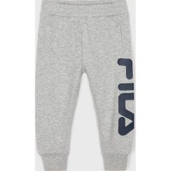 Fila - Spodnie dziecięce 86/92-128 cm. Szare spodnie chłopięce Fila, z nadrukiem, z bawełny, casualowe. Za 169,90 zł.