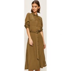 Tommy Jeans - Sukienka. Zielone sukienki damskie Tommy Jeans, na co dzień, s, w paski, z poliesteru, casualowe, bez kołnierzyka, z długim rękawem, długie, midi, rozkloszowane. Za 539,90 zł.