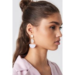 NA-KD Accessories Kolczyki Halfmoon - White,Purple. Białe kolczyki damskie marki NA-KD Accessories, na sztyftcie. Za 40,95 zł.