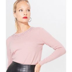 Sweter z połyskującą aplikacją - Różowy. Różowe swetry damskie Mohito, s, z aplikacjami, bez rękawów, bez kaptura. Za 89,99 zł.