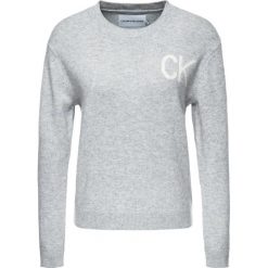 Sweter Calvin Klein Jeans J20J211525. Szare swetry damskie Calvin Klein Jeans, m, bez wzorów, z bawełny, klasyczne, bez rękawów, bez kaptura. W wyprzedaży za 229,00 zł.