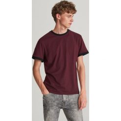 T-shirt z kontrastowym brzegiem - Bordowy. Czerwone t-shirty męskie Reserved, s, bez wzorów, z kontrastowym kołnierzykiem. Za 29,99 zł.