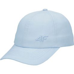 Czapka z daszkiem damska CAD207 - jasny niebieski. Niebieskie czapki damskie 4f, w paski. Za 49,99 zł.