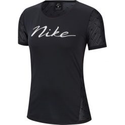 Koszulka Nike Pro Short-Sleeve Printed Top W Czarna. Czarne topy damskie Nike, bez wzorów, z krótkim rękawem, do biegania. Za 139,99 zł.