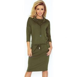 Sukienka Sportowa Z Golfem Khaki. Brązowe sukienki damskie marki numoco, na imprezę, s, moro, z wiskozy, sportowe, z golfem, bez rękawów, sportowe. Za 139,00 zł.