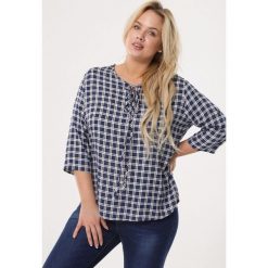 Niebieska Bluzka Limpid. Białe bluzki damskie Born2be, xl, bez wzorów, z okrągłym kołnierzem, z długim rękawem. Za 49,99 zł.