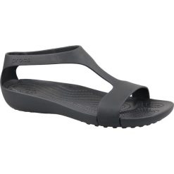 Crocs W Serena Sandals 205469-060 sandały sportowe damskie czarne 37/38. Czarne klapki damskie Crocs, w paski, z materiału, na wysokim obcasie. W wyprzedaży za 139,99 zł.