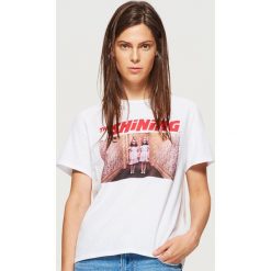 Koszulka z nadrukiem The Shining - Biały. Białe t-shirty damskie marki Cropp, l, z nadrukiem. Za 59,99 zł.