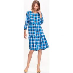 SUKIENKA W KRATĘ O LUŹNYM KROJU. Niebieskie sukienki damskie letnie marki Top Secret, na co dzień, w kolorowe wzory, z tkaniny. W wyprzedaży za 59,99 zł.