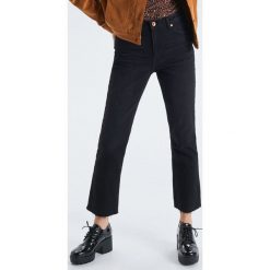 Jeansy z lekko rozszerzanymi nogawkami - Czarny. Czarne jeansy damskie Cropp. W wyprzedaży za 49,99 zł.