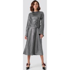 NA-KD Party Sukienka midi z cekinami - Silver. Szare sukienki damskie marki NA-KD Party, na imprezę, bez wzorów, z okrągłym kołnierzem, bez rękawów, midi. W wyprzedaży za 121,47 zł.