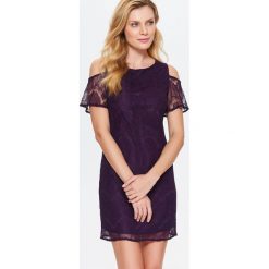 Damska koronkowa sukienka mini z odkrytym ramieniem. Fioletowe sukienki damskie Top Secret, na co dzień, na zimę, bez wzorów, z koronki, eleganckie, bez kołnierzyka, z krótkim rękawem, krótkie, mini, proste. W wyprzedaży za 49,99 zł.