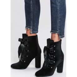 Czarne Welurowe Botki Tremendous Trend. Czarne botki damskie vices, z satyny, eleganckie, na wysokim obcasie, na słupku, bez zapięcia. Za 99,99 zł.