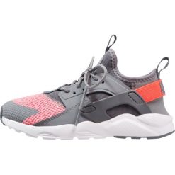 Nike Sportswear HUARACHE RUN ULTRA SE (PS) Tenisówki i Trampki cool grey/hot punch/pure platinum. Szare trampki chłopięce Nike Sportswear, z materiału. W wyprzedaży za 251,30 zł.