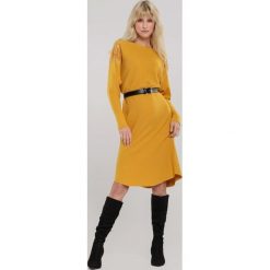 Musztardowa Sukienka Kelburn. Żółte sukienki damskie Renee, s, w paski, z dzianiny, z okrągłym kołnierzem, bez rękawów, długie, midi. Za 109,99 zł.
