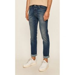 Guess Jeans - Jeansy Philip. Niebieskie jeansy męskie Guess Jeans, m, z aplikacjami. W wyprzedaży za 269,90 zł.