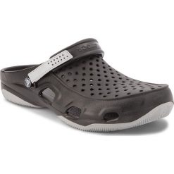Klapki CROCS - Swiftwater Deck Clog M 203981 Black/Light Grey. Czarne klapki męskie Crocs, bez wzorów, z tworzywa sztucznego. Za 179,00 zł.