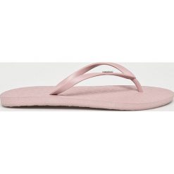 Roxy - Japonki. Niebieskie klapki damskie Roxy, bez wzorów, z gumy, bez obcasa, na obcasie. W wyprzedaży za 49,90 zł.