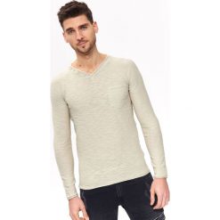 Sweter męski w serek z ozdobnym guzikiem. Brązowe swetry męskie Top Secret, s, bez wzorów, z bawełny, z dekoltem w serek, bez kaptura. W wyprzedaży za 39,99 zł.