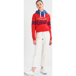 Bluzy damskie: Superdry VARSITY TEAM SPORT CROP HOOD Bluza z kapturem flare red