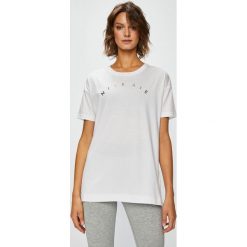 Nike Sportswear - Top. Białe topy damskie marki Nike Sportswear, s, z nadrukiem, z bawełny, z okrągłym kołnierzem. W wyprzedaży za 119,90 zł.
