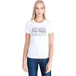 Calvin Klein Koszulka Biały. Białe bluzki damskie Calvin Klein, s, z nadrukiem, z bawełny, bez kołnierzyka, z krótkim rękawem. Za 192,95 zł.