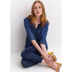 Luźna bluzka z haftem. Niebieskie bluzki damskie Top Secret, z haftami, z lyocellu, z dekoltem w serek, bez rękawów. W wyprzedaży za 39,99 zł.