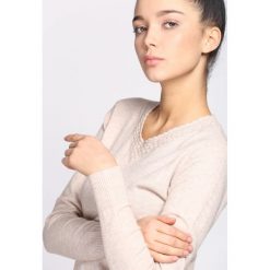 Beżowy Sweter Just A Drop. Brązowe bez kategorii marki Born2be, m, z dzianiny, z dekoltem w serek. Za 59,99 zł.