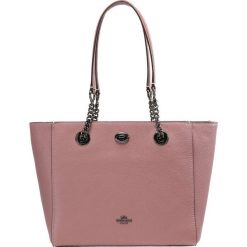 Torebki klasyczne damskie: Coach TURNLOCK CHAIN TOTE Torebka dusty rose