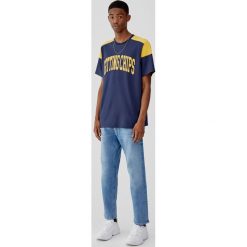 Koszulka z panelem na rękawie. Zielone koszulki męskie marki Pull&Bear, m, bez wzorów, bez kołnierzyka, z krótkim rękawem, krótkie. Za 59,90 zł.