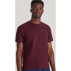 T-shirt z prążkowanej dzianiny - Brązowy. Pomarańczowe t-shirty męskie Reserved, s, bez wzorów, z dzianiny, bez kołnierzyka. Za 59,99 zł.