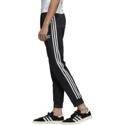 MĘSKIE SPODNIE ADIDAS ORIGINALS (M). Spodnie męskie Adidas, m, w paski, z bawełny. W wyprzedaży za 249,99 zł.