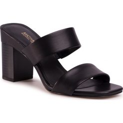 Klapki MICHAEL MICHAEL KORS - Glenda Slide 40S0GLMP2L Black. Czarne klapki damskie MICHAEL Michael Kors, bez wzorów, ze skóry, bez obcasa, na obcasie. Za 649,00 zł.