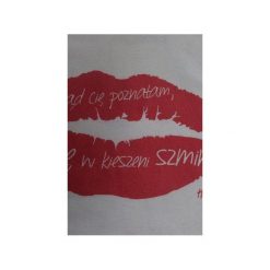 „Szminka” – Halina Poświatowska. Białe t-shirty damskie Kurdemol, s, bez wzorów, z dekoltem na plecach. Za 69,00 zł.