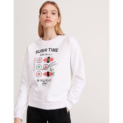 Bluza z nadrukiem - Biały. Białe bluzy damskie Reserved, s, z nadrukiem, bez rękawów, bez kaptura. W wyprzedaży za 29,99 zł.