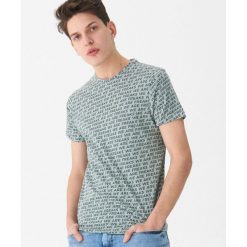 T-shirt z nadrukiem all over - Zielony. Zielone t-shirty męskie House, s, z nadrukiem, bez kołnierzyka. Za 39,99 zł.