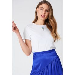 NA-KD T-shirt z haftowaną różą - White. Białe t-shirty damskie NA-KD, z haftami, z bawełny, z klasycznym kołnierzykiem. Za 40,95 zł.