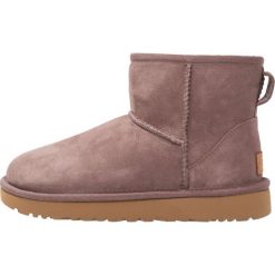 Buty zimowe damskie: UGG CLASSIC MINI II Botki stormy grey