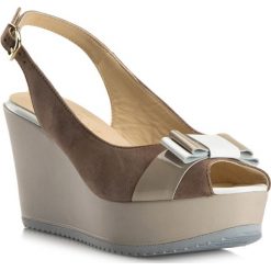 Buty damskie. Klapki damskie Wittchen, bez wzorów, ze skóry, bez obcasa, na koturnie. W wyprzedaży za 259,90 zł.