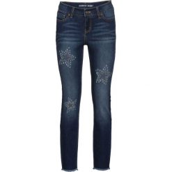 Dżinsy SKINNY z kamieniami bonprix niebieski "stone”. Niebieskie jeansy damskie skinny bonprix, z aplikacjami, z jeansu. Za 139,99 zł.