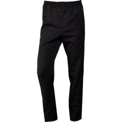 J.LINDEBERG SASHA Spodnie materiałowe black. Czarne spodnie męskie marki J.LINDEBERG, m, bez wzorów, z elastanu. Za 579,00 zł.