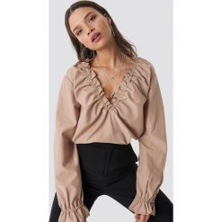 NA-KD Classic Top z drapowanym dekoltem - Beige. Brązowe topy damskie NA-KD Classic, bez wzorów, bez kołnierzyka. Za 121,95 zł.