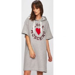 Love Moschino - Sukienka. Czarne sukienki damskie Love Moschino, na co dzień, m, z aplikacjami, z bawełny, casualowe, z kapturem, z krótkim rękawem, krótkie, mini, proste. W wyprzedaży za 679,90 zł.