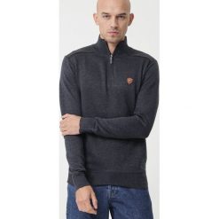 Granatowy Golf Bakewell. Niebieskie bluzy męskie Born2be, xl, z aplikacjami, z jeansu, klasyczne, z golfem. Za 59,99 zł.