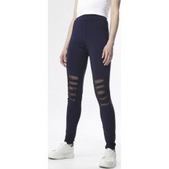 Granatowe Legginsy Perisia. Niebieskie legginsy damskie Born2be, s, z aplikacjami, wizytowe. Za 29,99 zł.