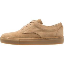 Wood Wood DREW SHOE Sneakersy niskie sand. Brązowe trampki i tenisówki damskie marki Wood Wood, bez wzorów, ze skóry, bez zapięcia. Za 689,00 zł.