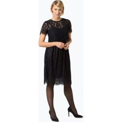 Apart - Sukienka damska, niebieski. Niebieskie sukienki damskie Apart, w koronkowe wzory, z koronki, eleganckie, bez kołnierzyka, bez rękawów. Za 599,95 zł.
