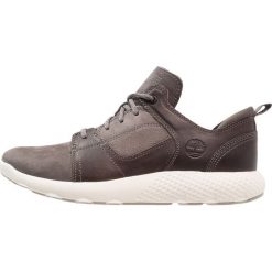Timberland FLYROAM OXFORD Sneakersy niskie forged iron. Szare sneakersy męskie Timberland, bez zapięcia. W wyprzedaży za 382,85 zł.